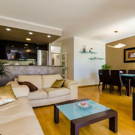 Magellan Deluxe Two Apartment